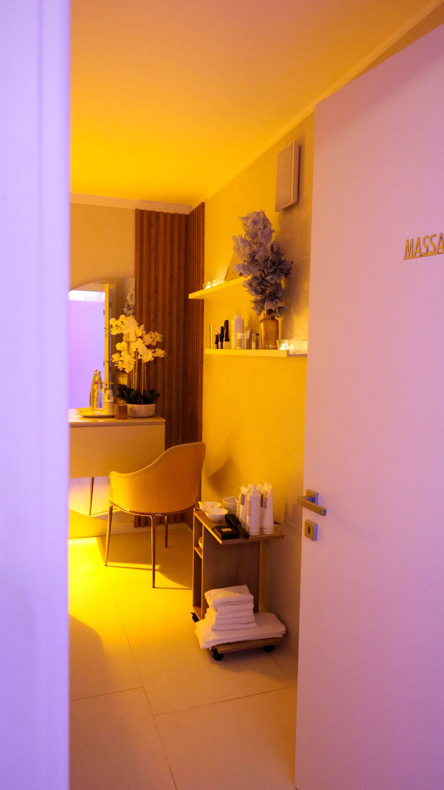 Dettaglio di un rituale spa rilassante con acqua e atmosfera calma