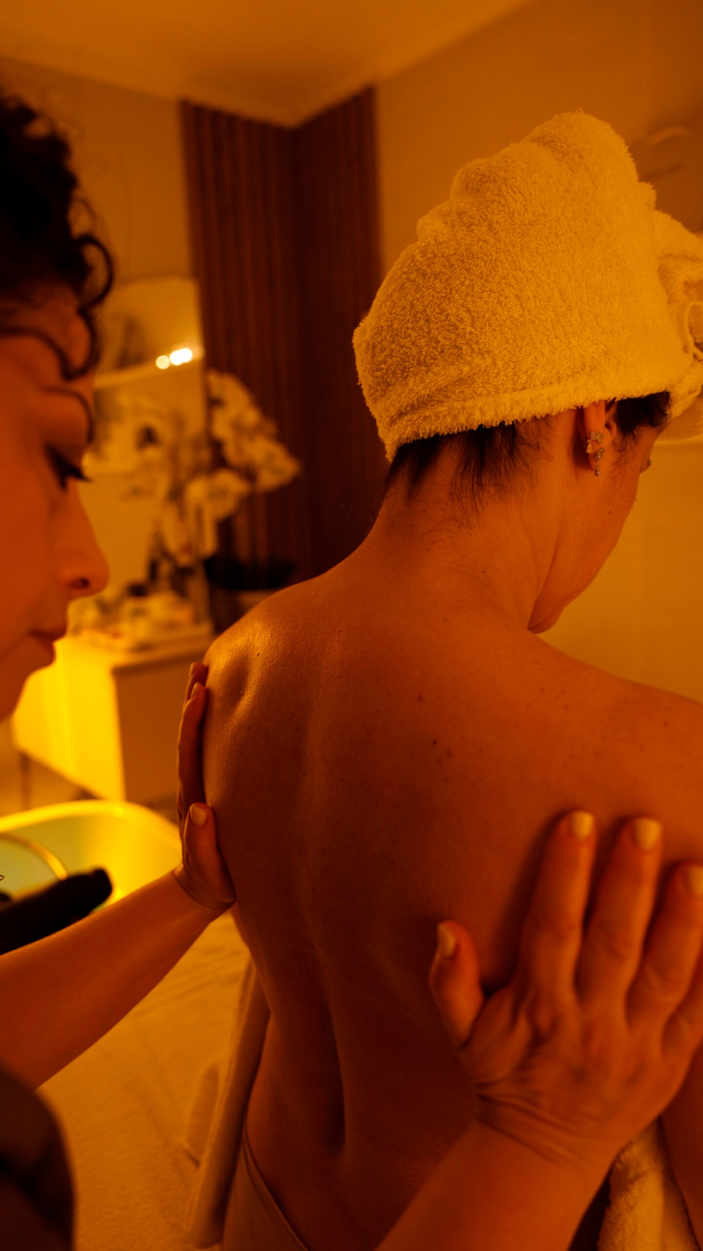 Dettaglio di rituale spa con acqua e benessere
