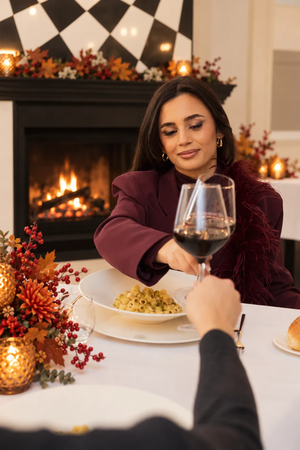 Cena autunnale di Halloween con calice di vino davanti al camino